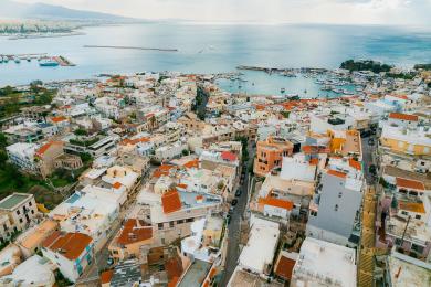 Γωνιακό κτίριο με απεριόριστη θέα